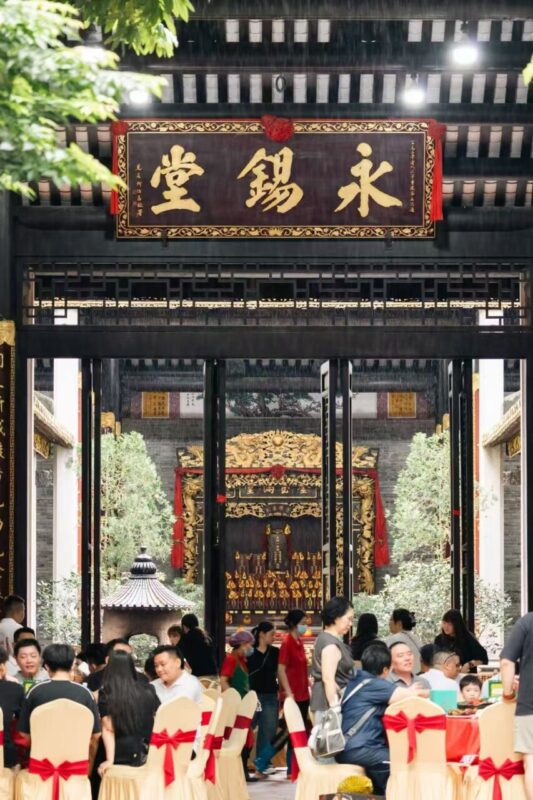 港星张智霖现身广州猎德宗祠,“龙船饭”品出广府百年烟火气