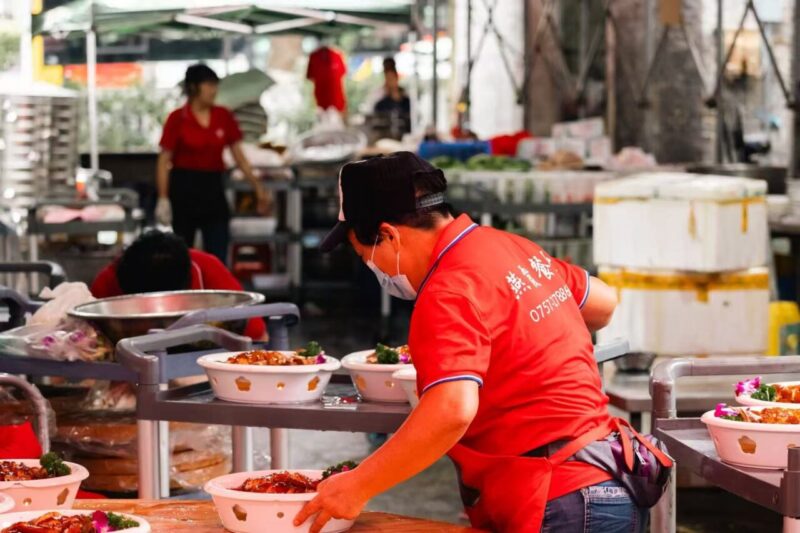 港星张智霖现身广州猎德宗祠,“龙船饭”品出广府百年烟火气