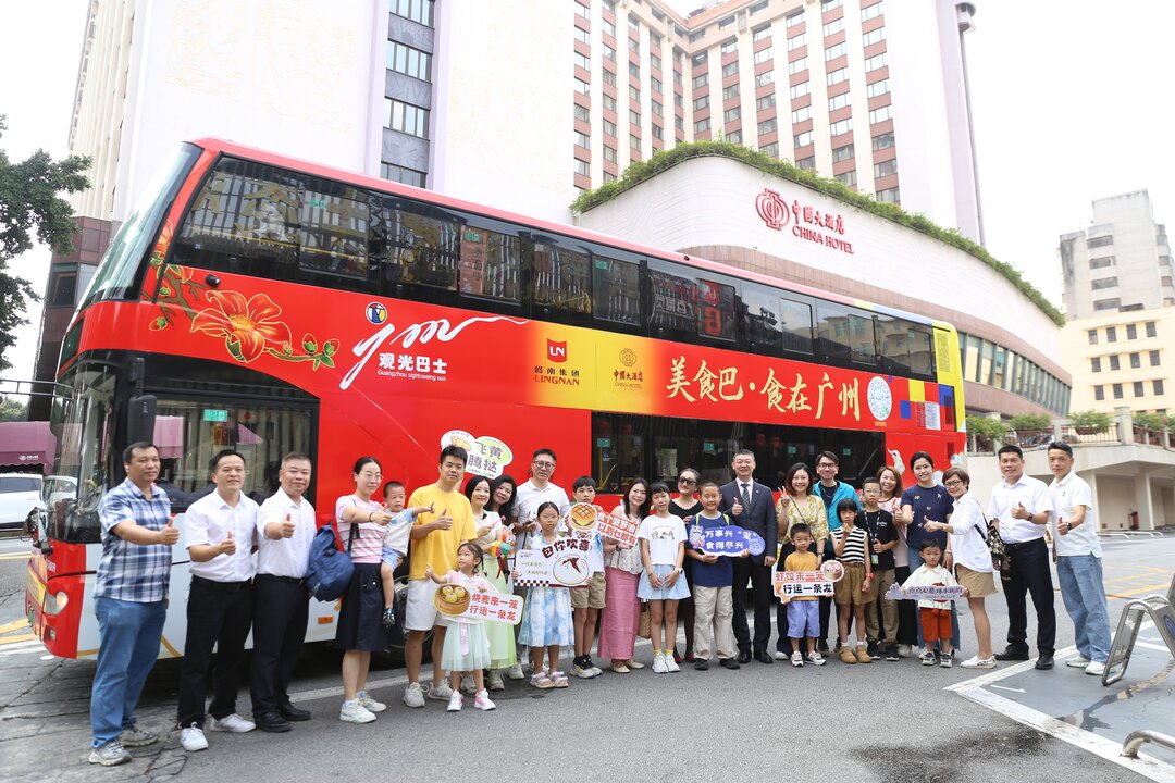 首发活动参与者在双层巴士前合影