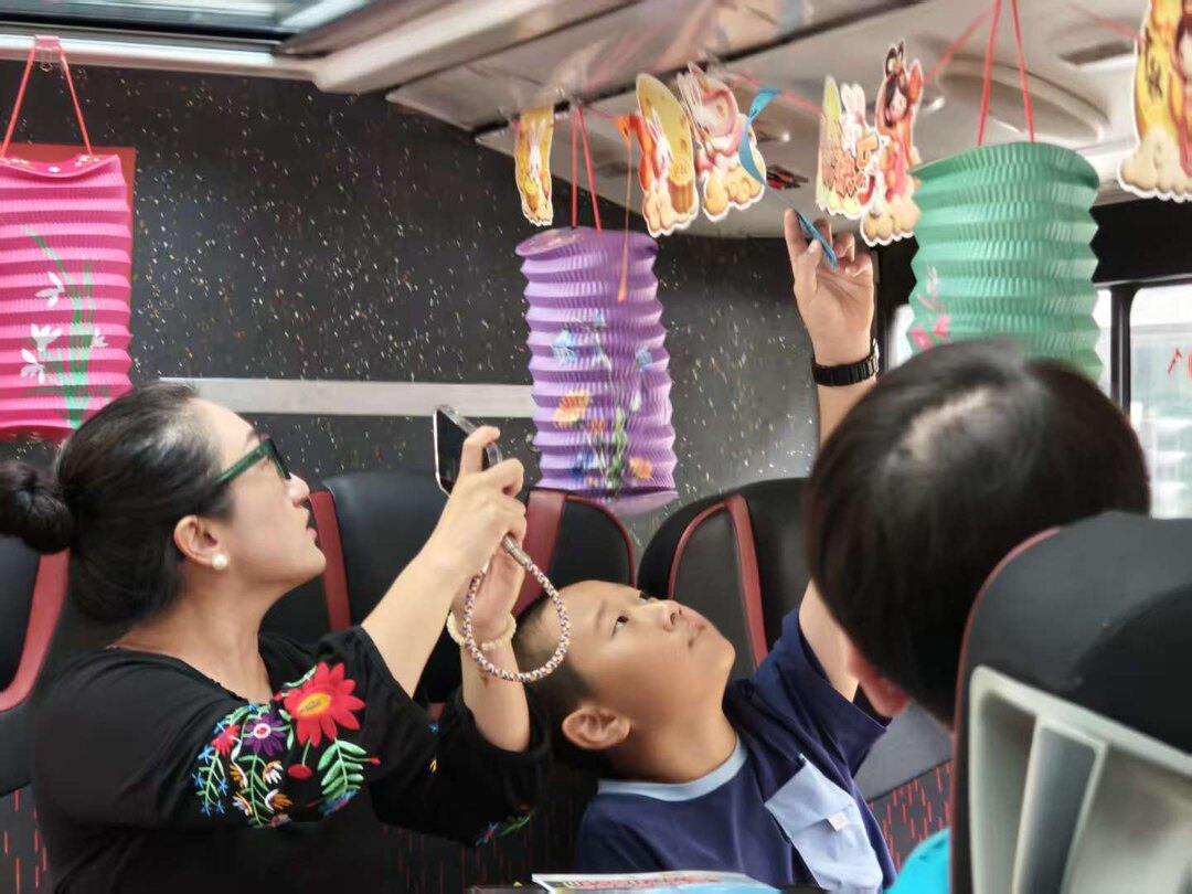 乘客观看车内悬挂的节庆装饰