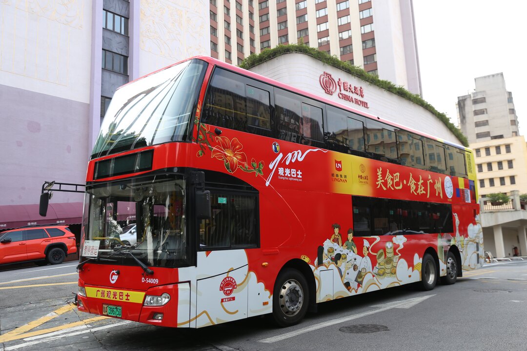 红色双层美食巴士停在中国大酒店门前