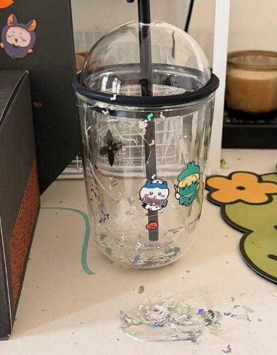 茉莉奶白联名杯被指冲洗时爆裂,品牌:下架并全额退款