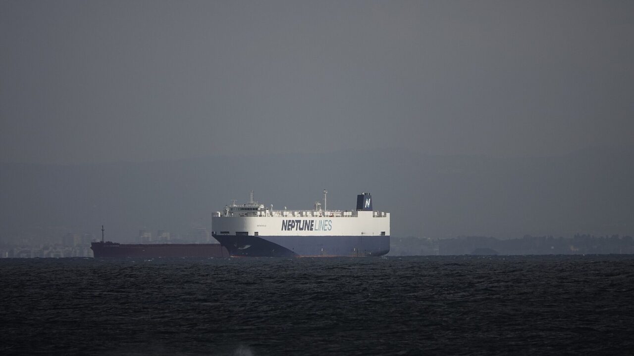 一艘汽车滚装运输船行驶在海面上