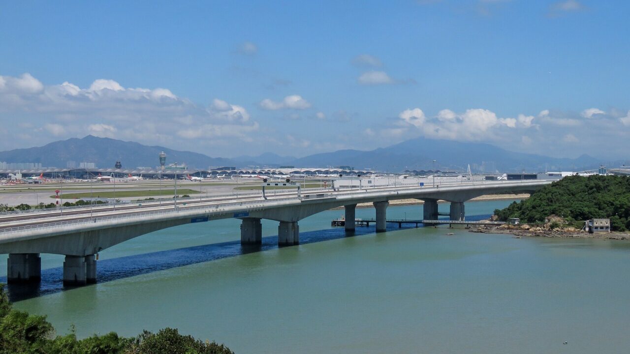 港珠澳大桥香港连接路,远处是香港国际机场