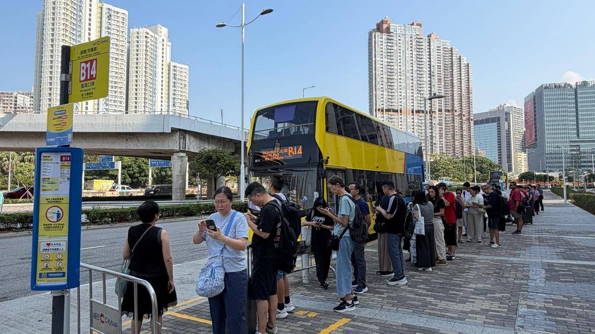 城巴皇岗专线B14双层巴士在启德车站，乘客排队候车