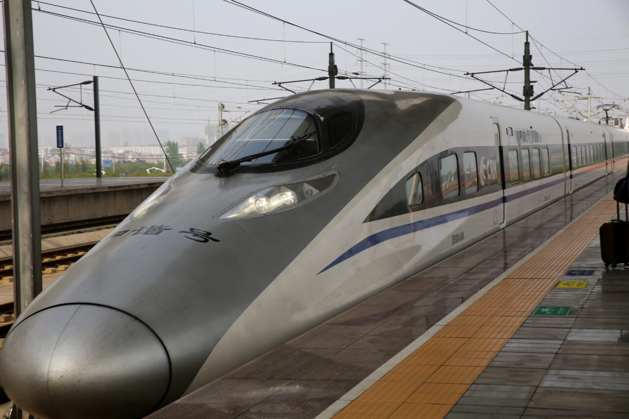 CRH380A和谐号高速列车停靠在车站站台