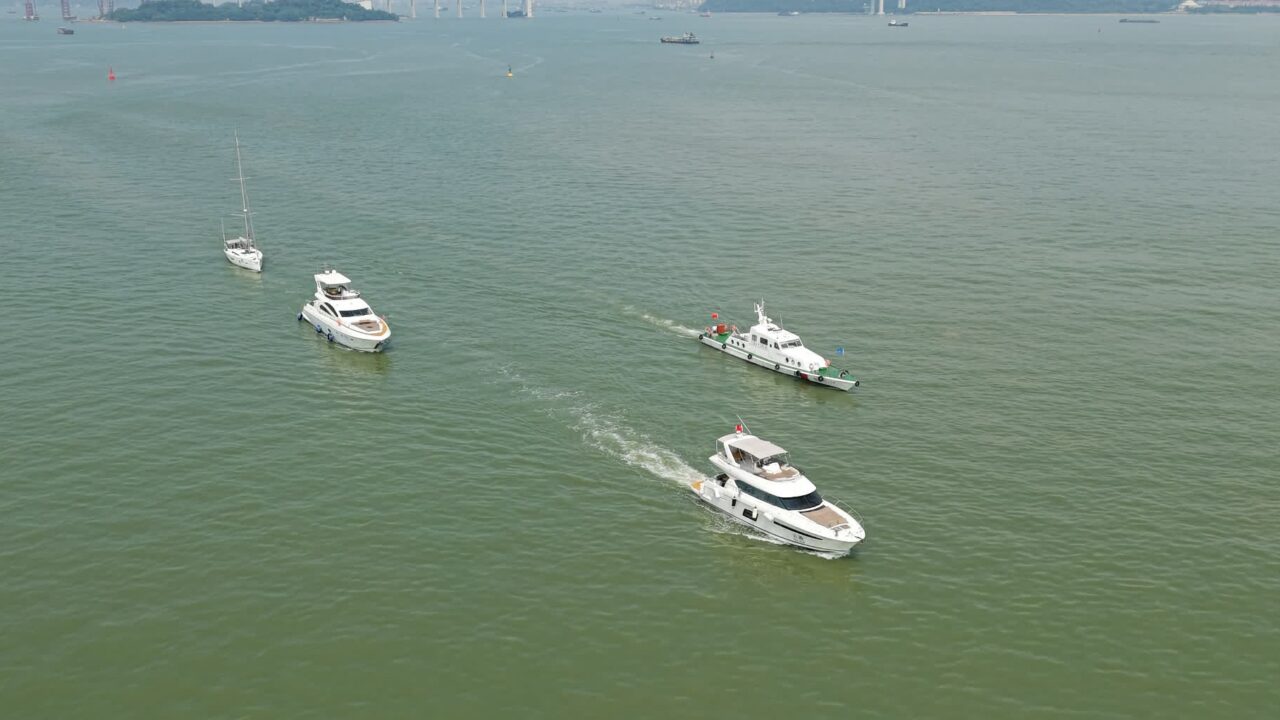 广东籍游艇行驶在海面上