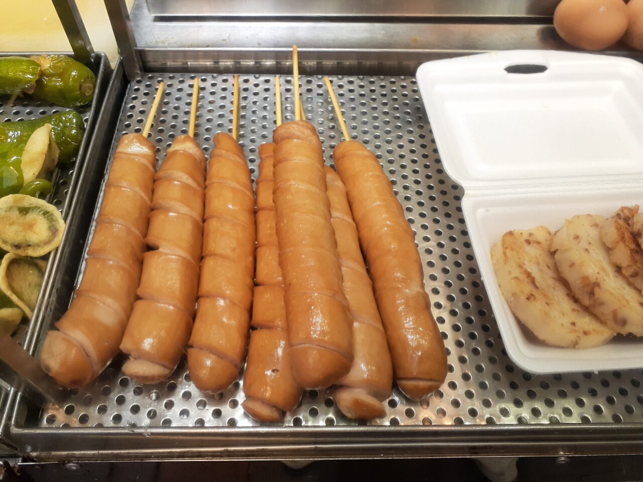 香港街头小吃:串烧香肠与煎萝卜糕(资料照片,非本届嘉年华现场)