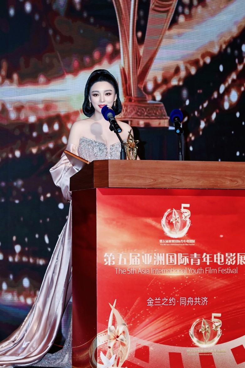 王亚楠斩获香港“金兰奖”两项大奖 《给时间的情书》《旗袍刺客》双双获肯定