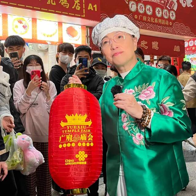 走出港剧的明星,正在广州市场买菜……