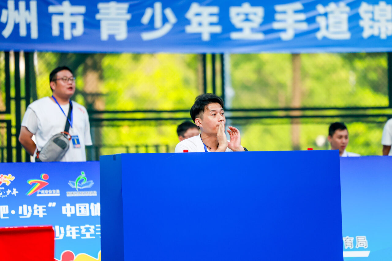 胡洲群教练在比赛中进行指导
