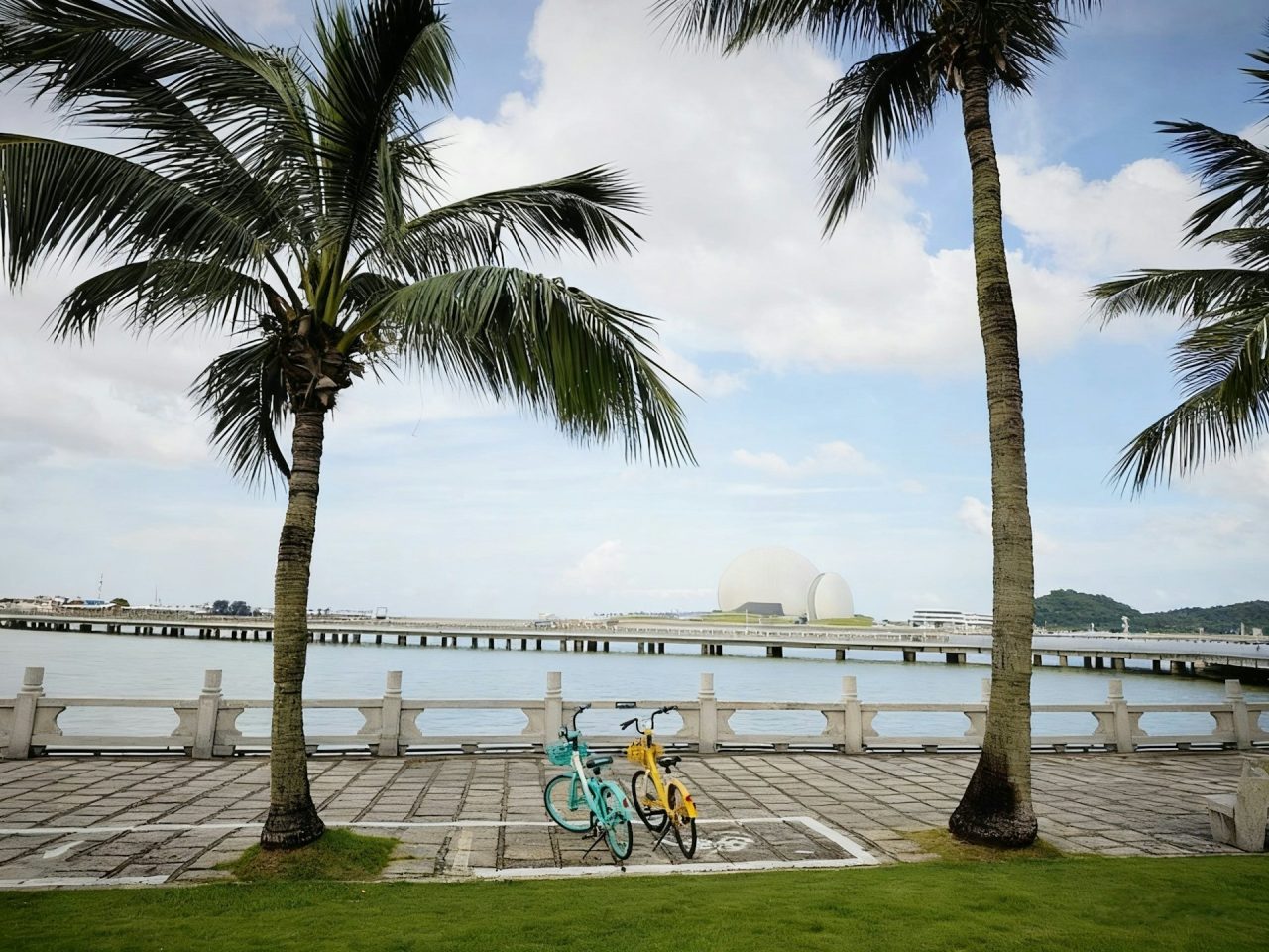 珠海情侶路全線緊海岸線而行,騎行車設施標誌清楚,沿岸風景優美,日月貝、珠海漁女等城市地標盡收眼底。(視覺中國/當代中國授權)