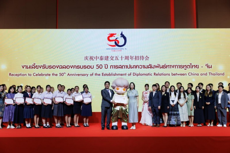 泡泡玛特DIMOO化身中泰建交50周年特邀挚友 限定主题彩绘专机盛大启航