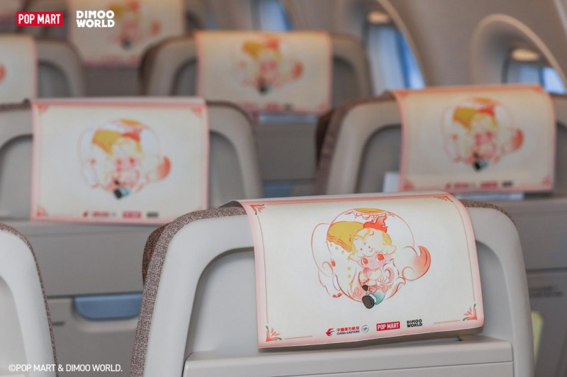 泡泡玛特DIMOO化身中泰建交50周年特邀挚友 限定主题彩绘专机盛大启航