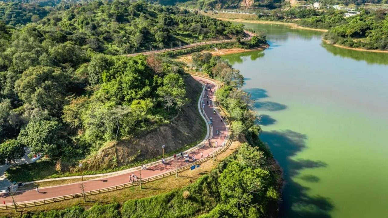 全長6公里的玄碧湖環湖綠道,環繞大洞水庫而行,沿路青山綠水盡收眼底。(惠州市廣電旅遊體育局/當代中國授權)