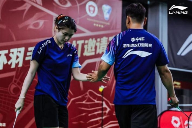 2025李宁杯羽毛球双打邀请赛深圳站开赛 世界冠军徐晨空降现场,与参赛选手共启羽球盛宴