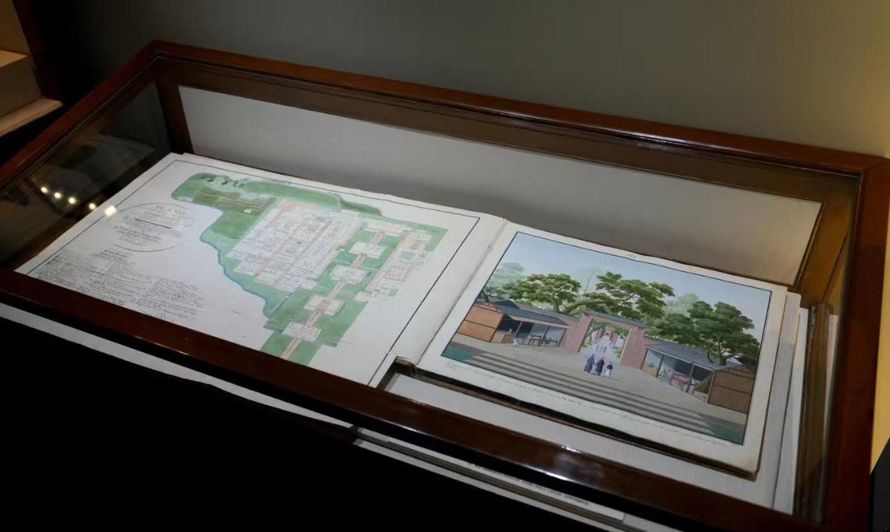 2024年,中国国家博物馆举办了“禅风雅意——岭南寺僧书画暨海幢寺文化艺术展”,图为现场展出的西班牙人阿格特当年重金订制的外销画册“广州名刹海幢寺内各殿及其他重要建筑景观图”之局部。海幢寺供图