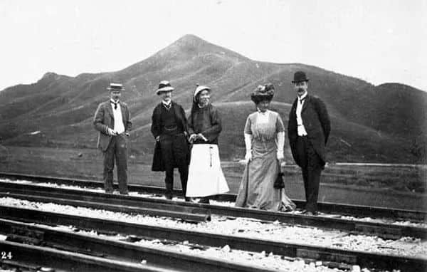 你所乘坐的广九直通车,即将抵达历史终点站……