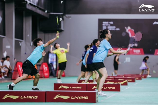 2025李宁杯羽毛球双打邀请赛深圳站开赛 世界冠军徐晨空降现场,与参赛选手共启羽球盛宴