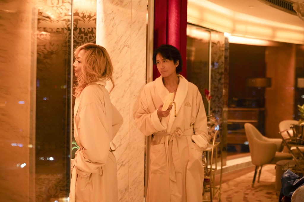 《夜王》大年初一上映,黄子华郑秀文再演前夫妻谈信任与时代变迁