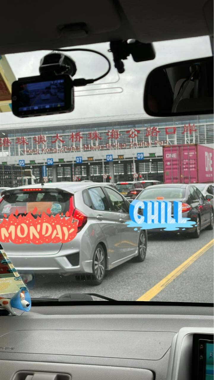 4月6日下午港珠澳大橋珠海回港出現車龍。有車主約4時半表示，珠海方面已開了貨車通道。（Cerwin Heung上載至Facebook專頁港車北上分享群圖片)
