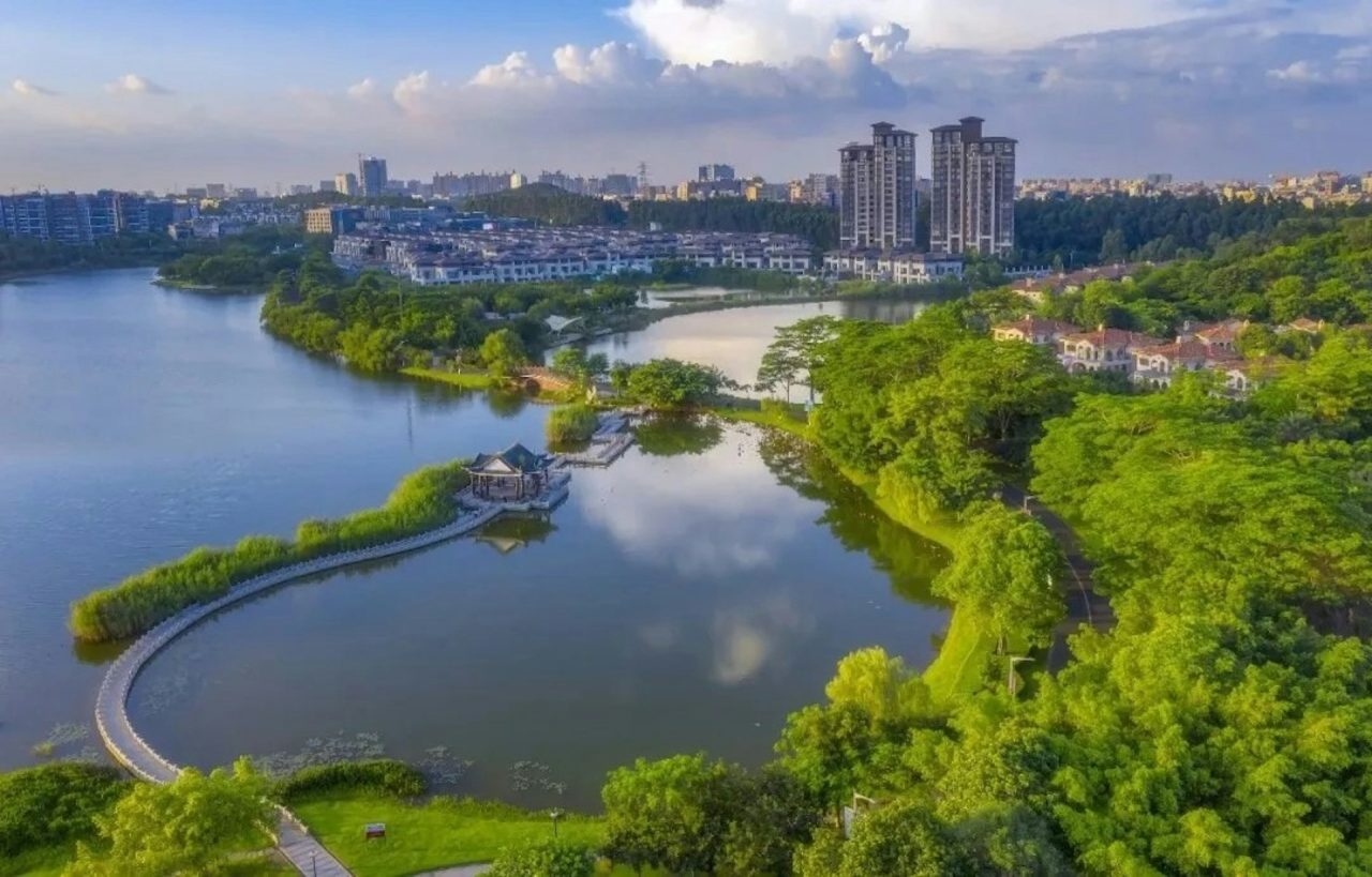 東莞松山湖北湖碧道是松山湖新建的碧道,2025年10月才啟用,騎行指示清晰,四周湖光山色,美不勝收。(東莞市文化廣電旅遊體育局/當代中國授權)