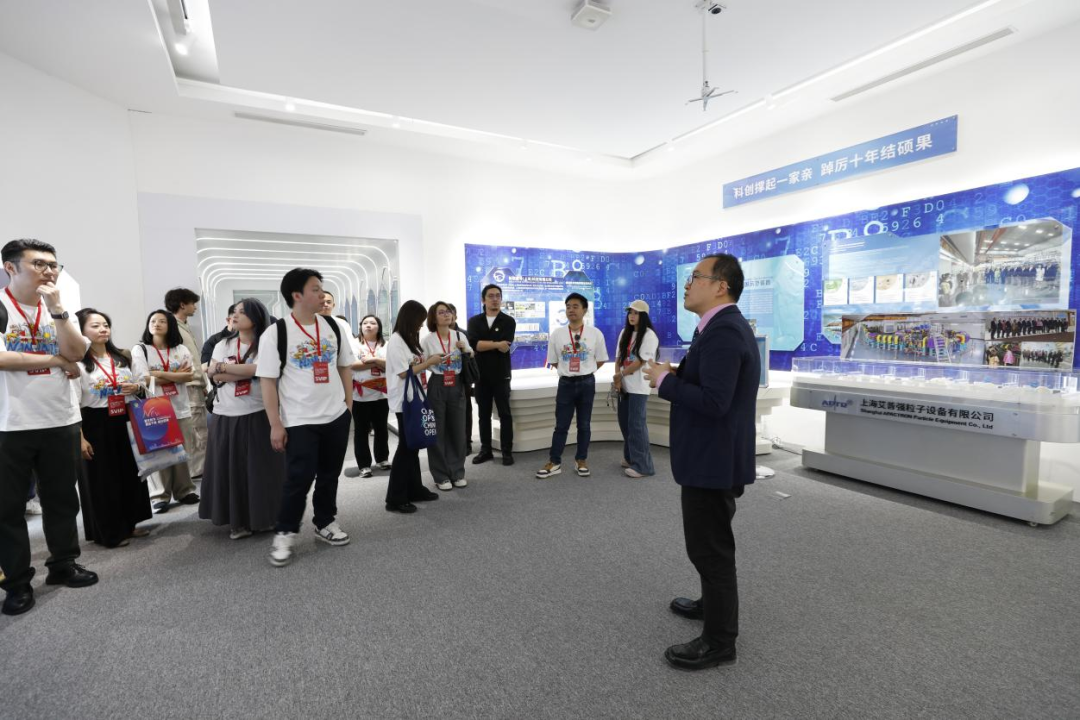 中国科学院曼谷创新合作中心执行主任王俊伟与代表团交流。