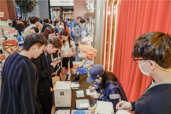 52TOYS澳门新濠影汇店重磅开业,CiCiLu艺术家签售会受追捧