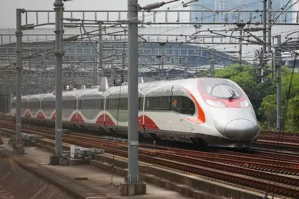 你所乘坐的广九直通车,即将抵达历史终点站……